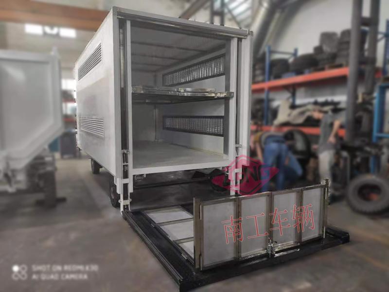 5吨厢式Milan.com带垂直升降尾板工具拖车